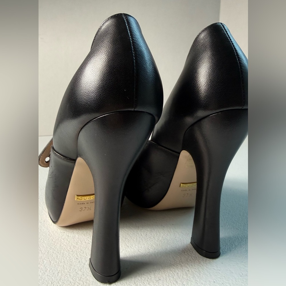 Gucci Elegant Black Leather T-Strap Heels – Classic & Timeless